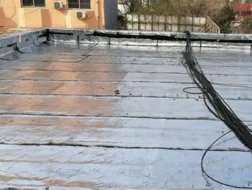 珠海市卫生间漏水维修公司分享下珠海市屋面楼顶防水刚性防水层施工要点。